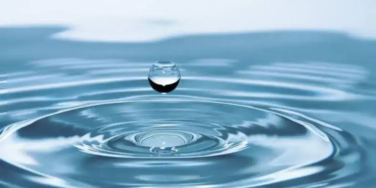 Read more about the article पानी का रंग क्या है? • उपयोग और नुकसान के साथ