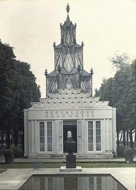المعرض الدولي للفنون الزخرفية والصناعية الحديثة في باريس، فرنسا عام 1925. أوتوكروم لوميير يظهر الجناح البولندي.